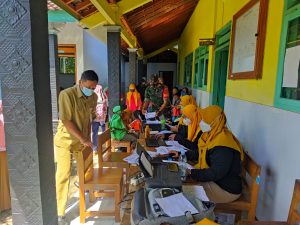Ratusan Siswa-Siswi Ikuti Vaksinasi, Babinsa Koramil 22/Slogohimo Bantu Kelancaran Kegiatan