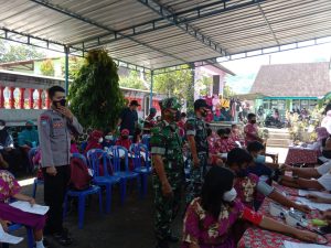 Anggota Koramil 16/Jatiroto Dan Polsek Dampingi Pelaksanaan Vaksinasi Covid-19