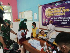 Kasad Semangati Anak SD Saat Disuntik Vaksin
