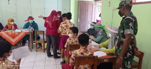Babinsa Koramil 14/Jatisrono Dampingi Pelaksanaan Vaksinasi Anak Usia 6-11 Tahun Di Wilayah Kerja Puskesmas Jatisrono I