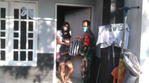Wujud Empati Dimasa Pandemi, Serda Budiono Beri Bantuan Sembako Kepada Warga