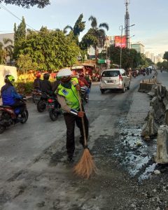 Antisipasi Laka Lantas, Personel Satlantas Palmerah Bersihkan Jalanan