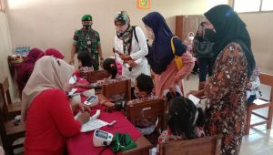 Sukseskan Program Vaksinasi Anak Usia 6-11 Tahun, Babinsa Koramil 11/Manyaran Terus Berikan Pendampingan