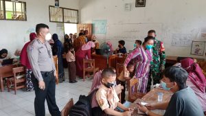 Polsek Tambelang Vaksinasi Presisi Serentak untuk Anak Usia 6-12 Tahun di SD Sukaringin
