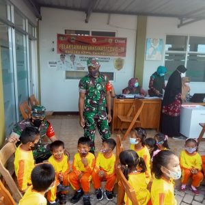 Penuh Keakraban, Babinsa Dampingi Puluhan Siswa Paud Dan TK terima Vaksinasi