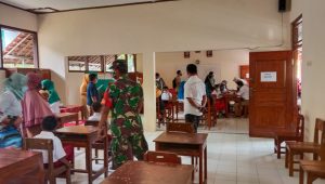 Danramil 11/Manyaran Bersama Forkopincam Pantau Pelaksanaan Vaksinasi Anak Usia 6-11 Tahun