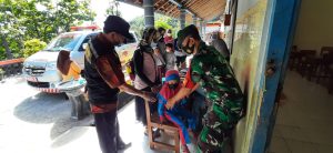 Berikan Semangat Kepada Anak-Anak, Babinsa Terus Hadir Dalam Setiap Vaksinasi