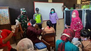 Babinsa Koramil 03/Ngadirojo Terus Berikan Pendampingan Vaksinasi
