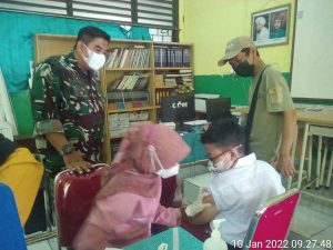 Kolaborasi Koramil 01/Jatinegara Bersama Kepsek SD 01 & 02 Cip. Cempedak Gelar Vaksinasi Usia 6-11 Tahun
