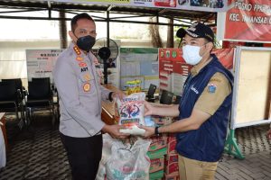 Polres Jakbar Berikan Bantuan Bahan Makanan Kepada Warga Krukut Yang Sedang Menjalankan Micro Lockdown