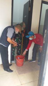 Pencegahan DBD, Babinsa Pondok Kopi Bersama Ketua RW.11 dan Kader Jumantik Berantas Sarang Nyamuk