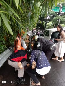 Cepat, Bripka Parkum Personel Satlantas Jakbar Bantu Warga Yang Mengalami Kecelakaan