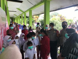 Polsek Tambelang Gelar Vaksinasi Presisi Serentak Untuk Anak Usia 6-12 Tahun di SD 01 Sukawangi