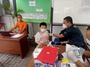 Danramil 02/TB Pantau Kegiatan Vaksinasi di Kelurahan Jembatan Besi