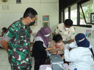 Danrem 051/Wkt Dampingi Pangdam Jaya Tinjau Vaksinasi Anak 6-11 Tahun