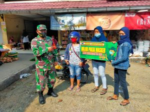 Keliling Pasar, Babinsa Koramil Wuryantoro Bagikan Masker Untuk Putus Penularan Covid-19