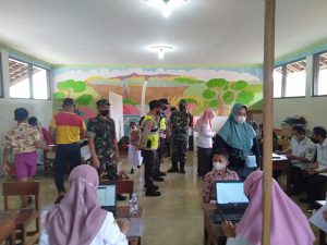 Sinergitas TNI Polri Dampingi Siswa Sekolah Dasar Terima Vaksinasi