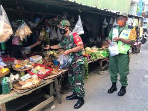 Bagikan Masker Gratis, Cara Ampuh Babinsa Kepatihan Wetan Dalam Mencegah Penyebaran Covid-19