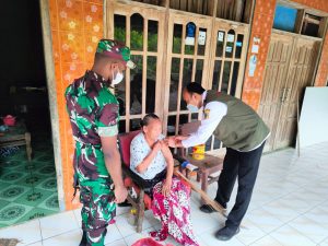 Door To Door, Babinsa Koramil Bulukerto Dampingi Tim Vaksinasi Lansia di Desa Binaan
