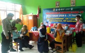 Kehadiran Babinsa Berikan Semangat Tersendiri Kepada Murid SD Terma Vaksin