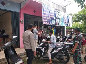 Keliling Kampung Bagikan Masker, Babinsa Jatiroto Imbau Warga Patuhi Prokes