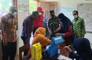 Babinsa Bersama Jajaran Forkopimcam Purwantoro Tinjau Pelaksanaan Vaksinasi