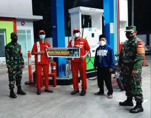 Malam Hari Selain Menjaga Kamtibmas, Babinsa Terus Berikan Himbauan Prokes