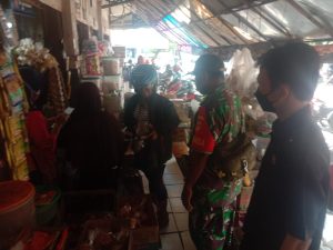 Peran Aktif Babinsa Kelurahan Mojosongo Beri Himbuan Prokes di Pasar Tradisional