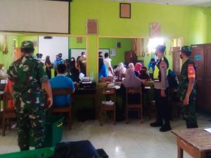 Berikan Rasa Aman, Babinsa Bersama Bhabinkamtibmas Dampingi Kegiatan Vaksinasi