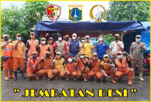 Lembaga Musyawarah Kelurahan (LMK.02) Bekerjasama RW.02, Dan PPSU Kelurahan Jembatan besi Bersihkan Saluran di Wilayah RW 02