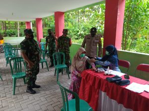 Babinsa Ngadiroyo Dampingi Lansia Terima Vaksin Booster