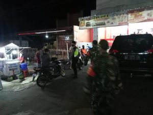 Tingkatkan Kedisiplinan Warga Terapkan Protkes, TNI-Polri Ngadirojo Berikan Himbauan Dengan Humanis