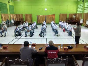 Kasatbinmas Polres Kendal Latih Siswa MAN Dalam Patroli Keamanan Sekolah