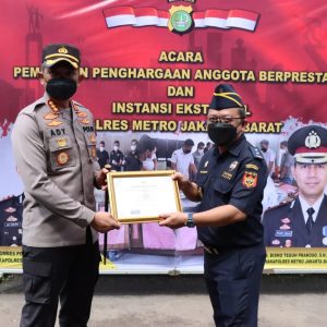 Polres Jakarta Barat Berikan Penghargaan Kepada Anggota Polisi Yang Berprestasi