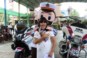 Usai Divaksin, Anak-anak di Kendal Berfoto di Kendaraan Dinas Polisi