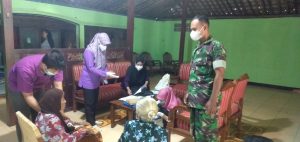 Babinsa Koramil 09/Giritontro Dampingi Vaksinator Laksanakan Vaksin Secara Door To Door