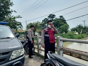 Patroli Kewilayahan, Polsek Tambelang Pantau Kenaikan Debit Air Sungai Goban