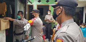 Polsek Palmerah Berikan Sembako Kepada Warga Yang Terpapar Covid-19 di Kelurahan Kota Bambu Utara