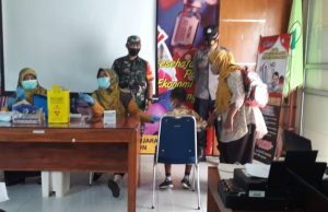 Anggota Koramil Dan Polsek Kismantoro Dampingi Pelaksanaan Vaksin