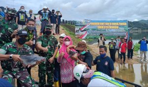 Dukung Ketahan Pangan Nasional, Kodim 0728/Wonogiri Tebar Ribuan Bibit Ikan Di Waduk Pidekso