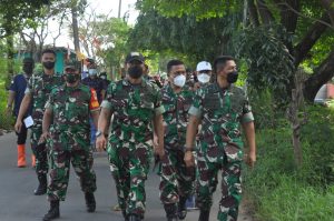 Danrem 051/Wijayakarta Laksanakan Pengecekan Tumpukan Sampah Kali DT 8 Kedung Babelan Bekasi