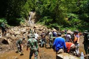 Danrem 071/Wijayakusuma Tinjau Bencana Alam Tanah Longsor di Petungkriyono