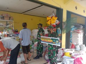 Kunjungi Pasar, Ini Yang Dilakukan Anggota Koramil Jatiroto Kepada Warga