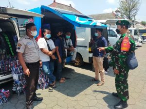 Serka Sugiyanto Bersama Security Berikan Himbauan Prokes di Lingkungan Pasar Cinderamata
