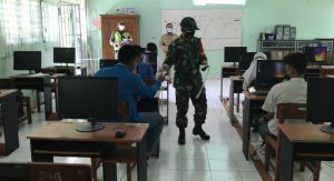 Peduli Kesehatan Siswa, Serda Budiono Cek PTM Dan Bagikan Masker di SMK N 8