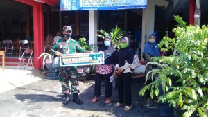Anggota Koramil 14/Jatisrono Terus Ajak Warga Disiplin Memakai Masker