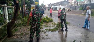 Bersama Warga, Anggota Koramil 16/Jatiroto Gotong-Royong Bersihkan Lingkungan