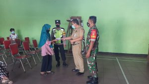 Sinergi Babinsa Dan Bhabinkamtibmas Kelurahan Giriharjo Dampingi Warga Terima Vaksin