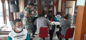 Jaga Kondisi Kesehatan Warganya, Babinsa Gandekan Laksanakan Pendampingan Posbindu