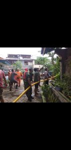 Babinsa Koramil 02/TB Bantu Padamkan Api Yang Menghanguskan 24 Rumah Di Tanah Sereal